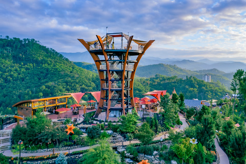 Relax, play, and enjoy the beauty of the Smoky Mountains in Gatlinburg, Tennessee, where guests staying at Xplorie participating properties can enjoy a free one-day ticket.