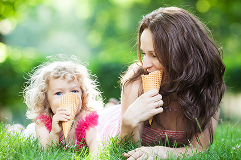 A mother and young daughter enjoying delicious ice cream at Mad Dog's Creamery at Sevierville, Tennessee, where guests staying at Xplorie participating properties can enjoy a free double scoop of ice cream.