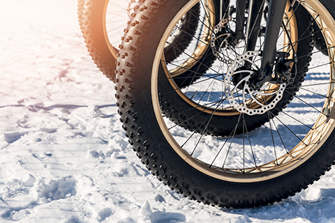 A group of fat tire bikes from Sunriver ToyHouse Toys in Sunriver, Oregon, crunches through the snow, which guests can enjoy for free when staying at an Xplorie participating property.