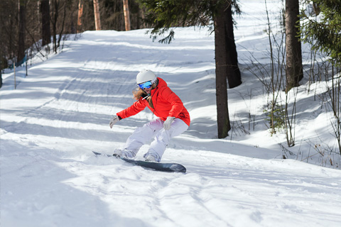Rent the best ski and snowboard equipment from White Wolf Lodge in Beech Mountain, North Carolina, where guests staying at Xplorie participating properties can enjoy for free.